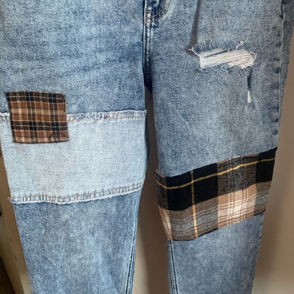 EUC Hollister distressed jeans w/patchwork and raw hem. Ultra high rise Size 26 - Picture 2 of 3